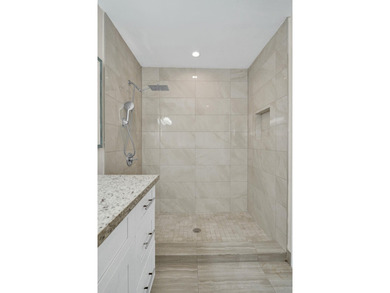 Beautiful 3/2 Single family home in Oakland park! Nicely - photo 18