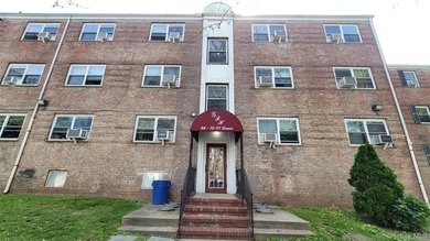 Garden style coop 3-story-brick building in the heart of Forest - photo 17