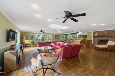 Private 3 bed, 4 bath home with 2 bonus rooms for additional - photo 45