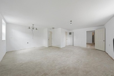 Move right into this spacious semi-detached two-family home - photo 11