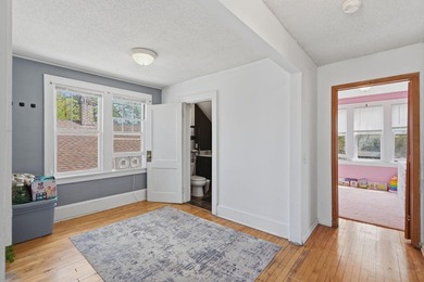 Amazing opportunity to own a cash-flowing duplex with future - photo 1