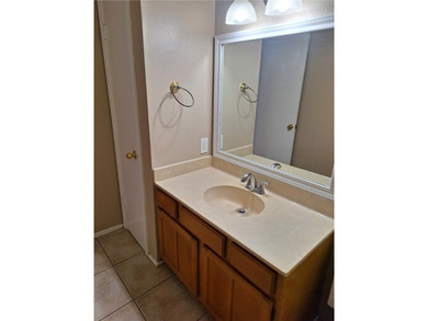 Perfect 2 bed 2 1/2 bath 2 car garage located in the Calallen - photo 7