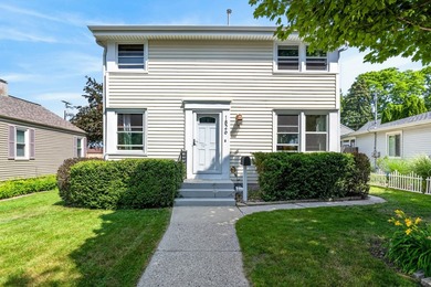 Meticulously maintained and move-in ready, this charming - photo 1
