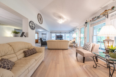 2 Docks, Great View, Big sunroom with a garage! - photo 46