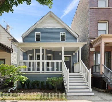 Tucked along a quiet, tree-lined street in the heart of Lakeview - photo 1