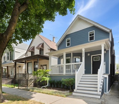 Tucked along a quiet, tree-lined street in the heart of Lakeview - photo 2