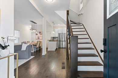 Tucked along a quiet, tree-lined street in the heart of Lakeview - photo 3