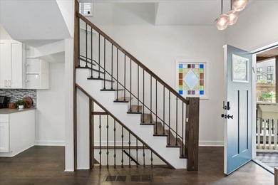 Tucked along a quiet, tree-lined street in the heart of Lakeview - photo 4