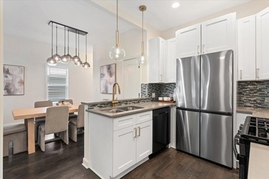 Tucked along a quiet, tree-lined street in the heart of Lakeview - photo 8