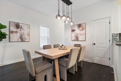 Tucked along a quiet, tree-lined street in the heart of Lakeview - photo 9
