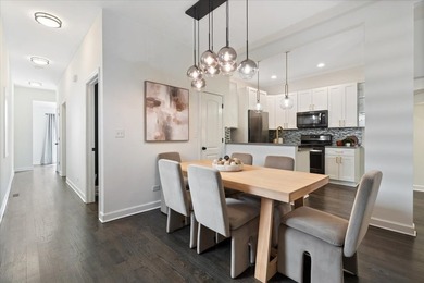 Tucked along a quiet, tree-lined street in the heart of Lakeview - photo 10