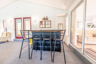 2 Docks, Great View, Big sunroom with a garage! - photo 31