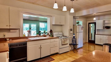 Welcome to this spacious 4,048-square-foot home at 192 Sunset - photo 28