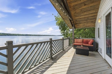 Swan Lake waterfront living doesn't get more immediate than this - photo 4