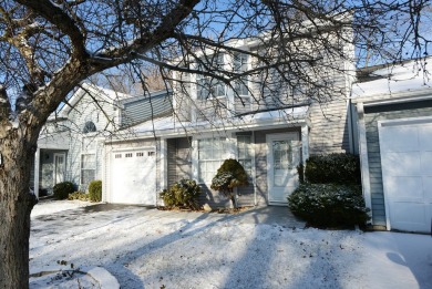 Lake Townhome/Townhouse For Sale in Island Lake, Illinois