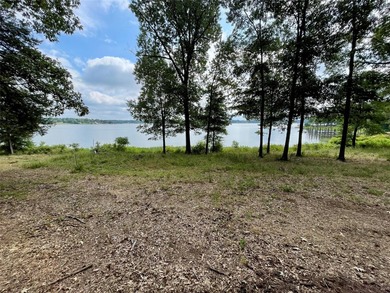 Wonderful 2.5 acre lakefront lot, with 161 ft of shoreline. The - photo 3