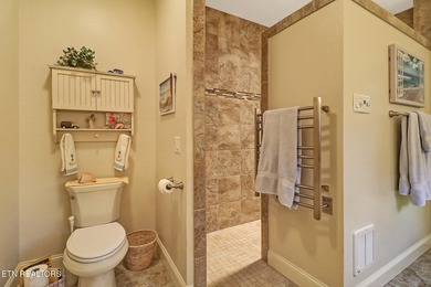 Perfectly positioned on the 17th green of the prestigious - photo 23