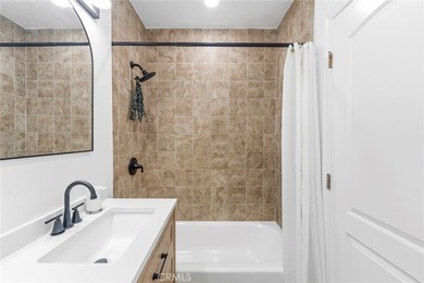 Beautifully and refreshed, these two bedrooms & one bathroom - photo 13