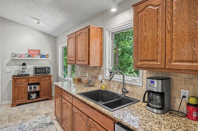 Charming home ready to meet new owner! Located in beautiful Hot - photo 15