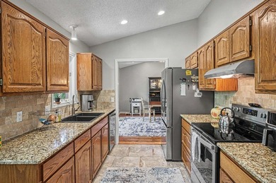 Charming home ready to meet new owner! Located in beautiful Hot - photo 19