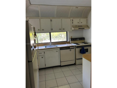 WONDERFUL LOCATION!! LIVE IN THE HEART OF SUNNY ISLES BEACH IN A