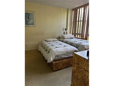 WONDERFUL LOCATION!! LIVE IN THE HEART OF SUNNY ISLES BEACH IN A