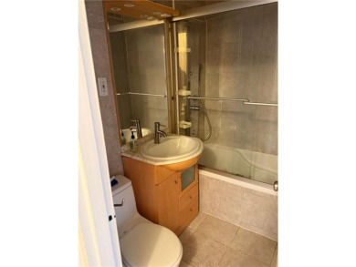 Bright and well maintained 1-bed apartment (800 sq.ft.) in the