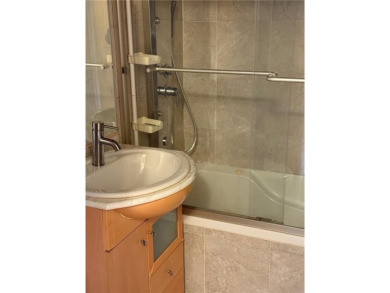 Bright and well maintained 1-bed apartment (800 sq.ft.) in the