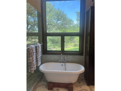 Beautiful 3 Bedroom, 3 and a half bath, custom built home - photo 27