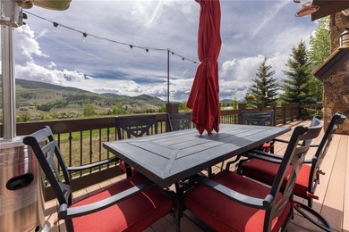 Excellent condition Fox Valley residence at The Raven, featuring - photo 9