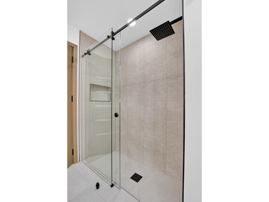 Welcome to this beautifully and completely remodeled - photo 32