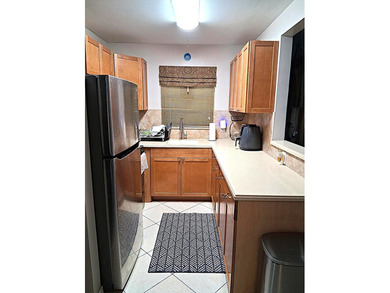 **FIRST FLOOR** UPDATED and SPACIOUS 1 BEDROOM 1 & a 1/2 baths - photo 6