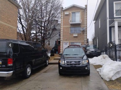 Newer construction. Only 20 years old with modern appliances and - photo 1