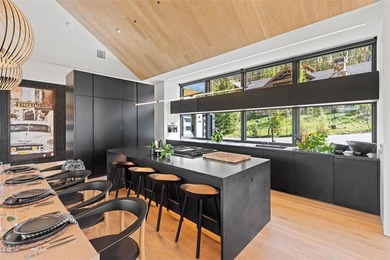 UNDER CONTRACT BUT ACCEPTING BACK UP OFFERS. This - photo 9