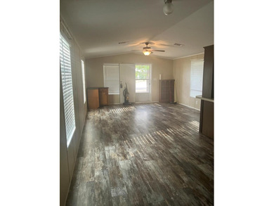 Extremely clean 2017 Oak Manor MH, approx. 15.5x64 with all - photo 22