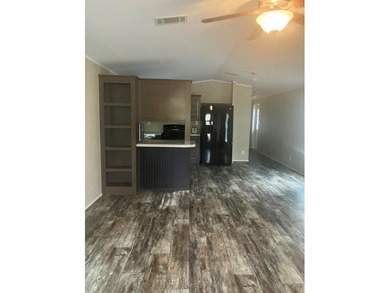 Extremely clean 2017 Oak Manor MH, approx. 15.5x64 with all - photo 24