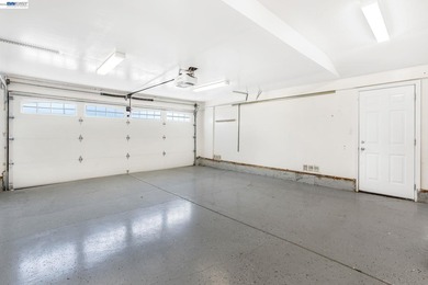 Experience the unparalleled blend of prime location, vibrant - photo 32