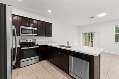 Beautiful Townhouse with 3 bedrooms and 2 1/2 bathrooms located - photo 2