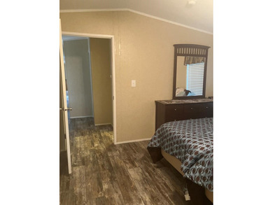 Extremely clean 2017 Oak Manor MH, approx. 15.5x64 with all - photo 33