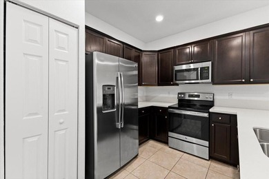 Beautiful Townhouse with 3 bedrooms and 2 1/2 bathrooms located - photo 3
