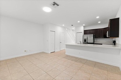 Beautiful Townhouse with 3 bedrooms and 2 1/2 bathrooms located - photo 4