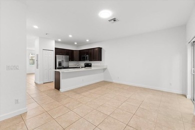 Beautiful Townhouse with 3 bedrooms and 2 1/2 bathrooms located - photo 5