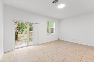 Beautiful Townhouse with 3 bedrooms and 2 1/2 bathrooms located - photo 6