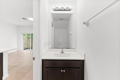Beautiful Townhouse with 3 bedrooms and 2 1/2 bathrooms located - photo 7