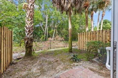 Beautiful Townhouse with 3 bedrooms and 2 1/2 bathrooms located - photo 8