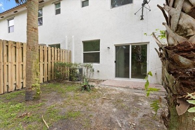 Beautiful Townhouse with 3 bedrooms and 2 1/2 bathrooms located - photo 9
