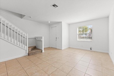 Beautiful Townhouse with 3 bedrooms and 2 1/2 bathrooms located - photo 10