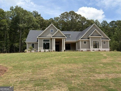 This adorable ranch plan features everything you need with - photo 2