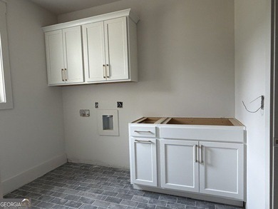 This adorable ranch plan features everything you need with - photo 8