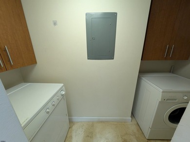 Vacant, clean, and ready for new Occupancy, way up on the 20th - photo 17